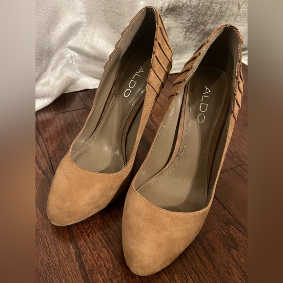ALDO Beautiful Tan Suede Stiletto High Heel Pumps with detail on back. Size 36 - Picture 7 of 10